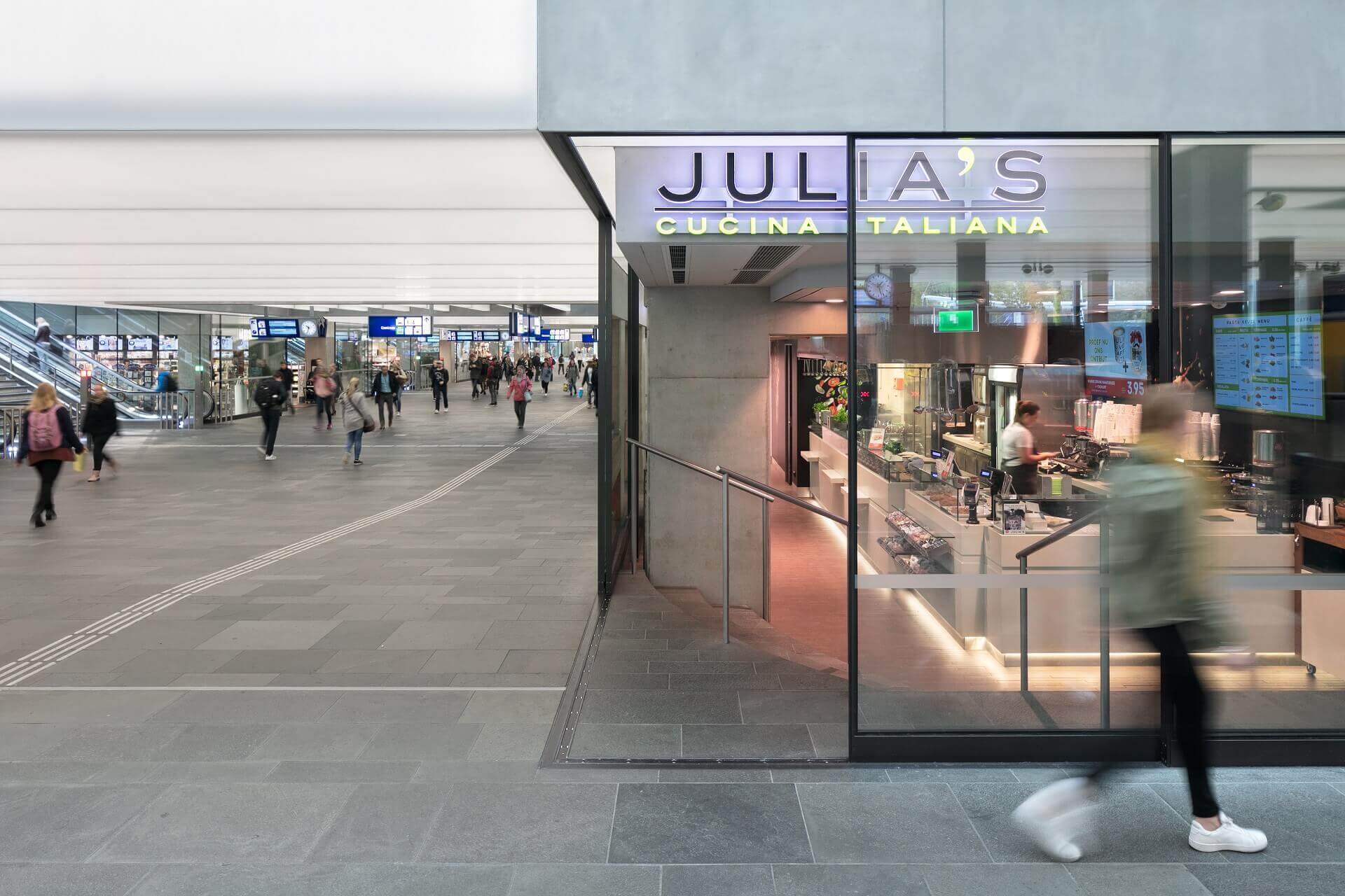 Schuifpui drempelloos-station Eindhoven-Metaglas