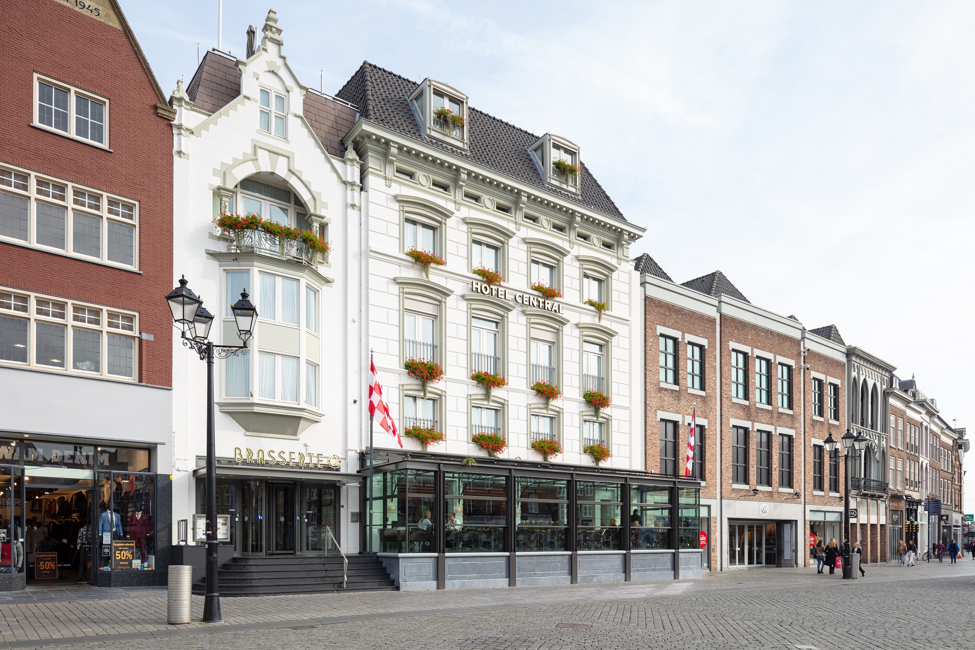 Vertical schuifraam-Verbouwing-Hotel Central-Metaglas